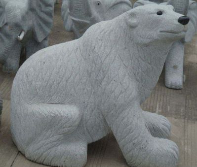 街道边摆放坐着的玻璃钢创意北极熊雕塑