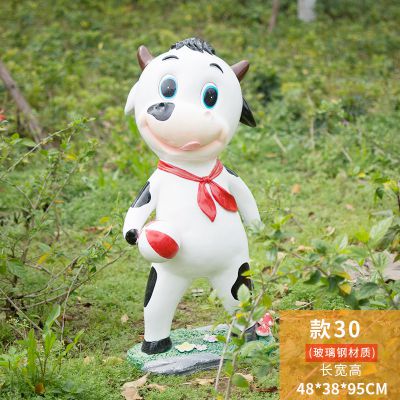 草坪一只拿足球的玻璃钢牛雕塑