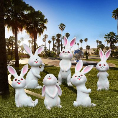 广场一群白色玻璃钢兔子雕塑