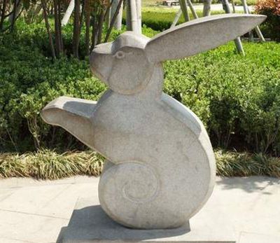步行街一只白色石雕兔子雕塑