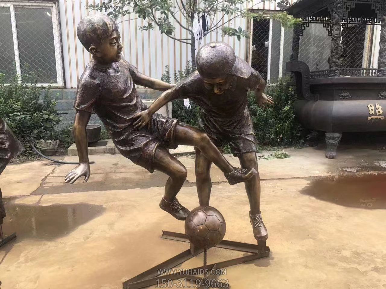 铸铜踢球小孩子,校园运动人物雕塑摆件