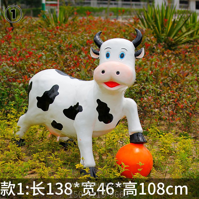 花园一只玩球的玻璃钢牛雕塑