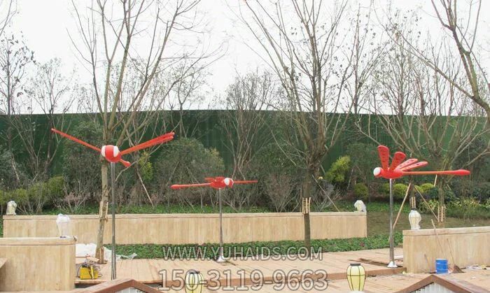 儿童游乐园三只红色玻璃钢蜻蜓雕塑