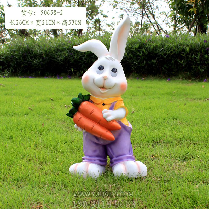 草坪一只抱着胡萝卜的玻璃钢兔子雕塑