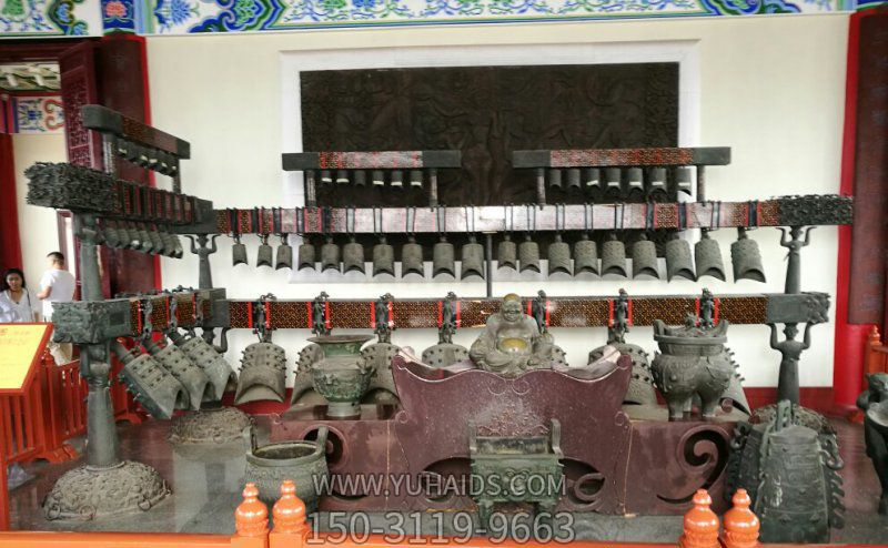 博物馆摆放晴天编钟古代乐器铜雕雕塑