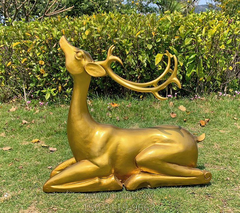 草坪上卧着的不锈钢喷金烤漆的鹿雕塑