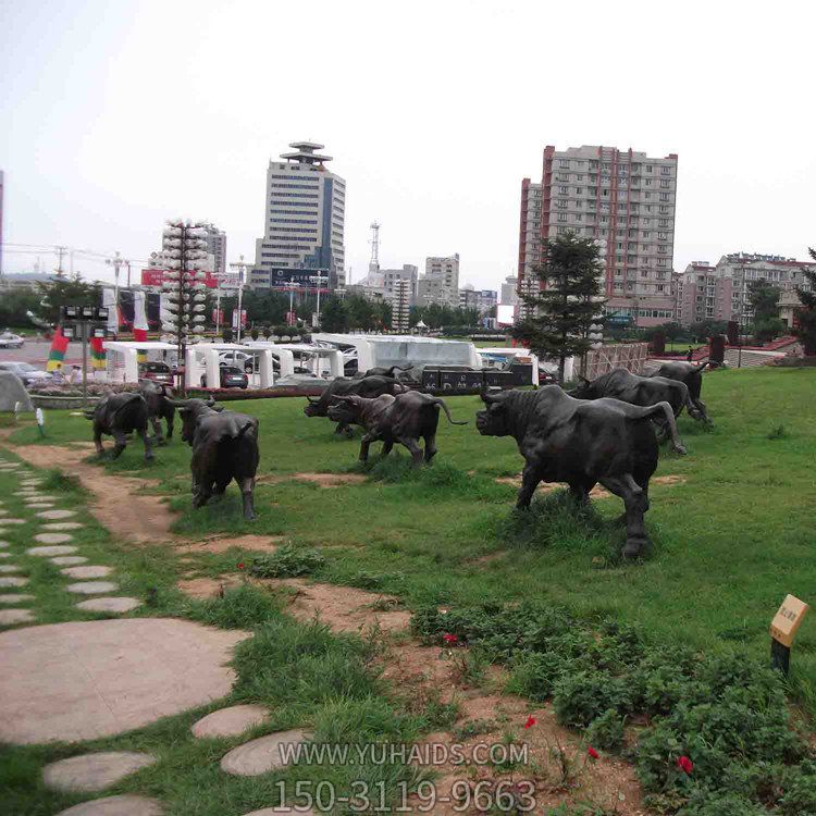 城市公园广场摆放铸铜牛群雕像雕塑