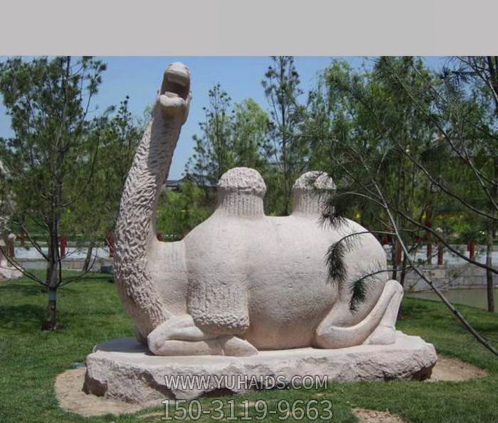 公园里摆放的坐着歪着头的汉白玉石雕创意骆驼雕塑