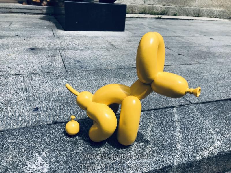 街道上摆放的玻璃钢创意气球狗雕塑