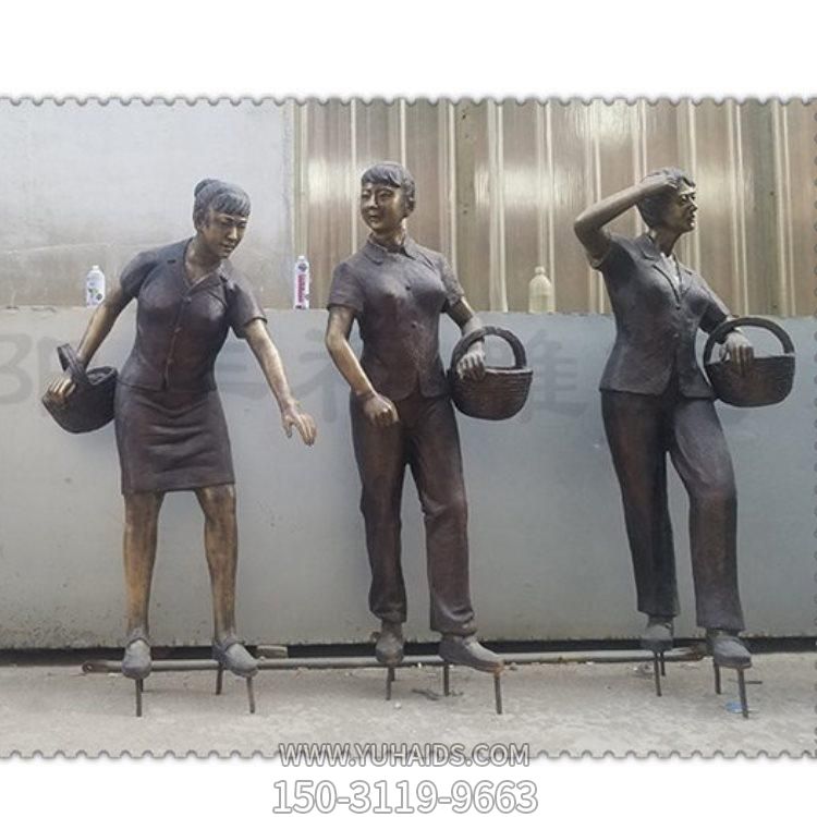 城市街道玻璃钢仿铜女性人物雕塑