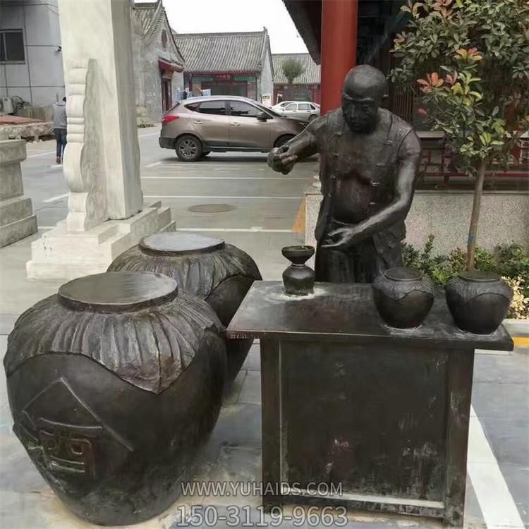 古镇街头摆放铸铜民俗人物景观雕像雕塑