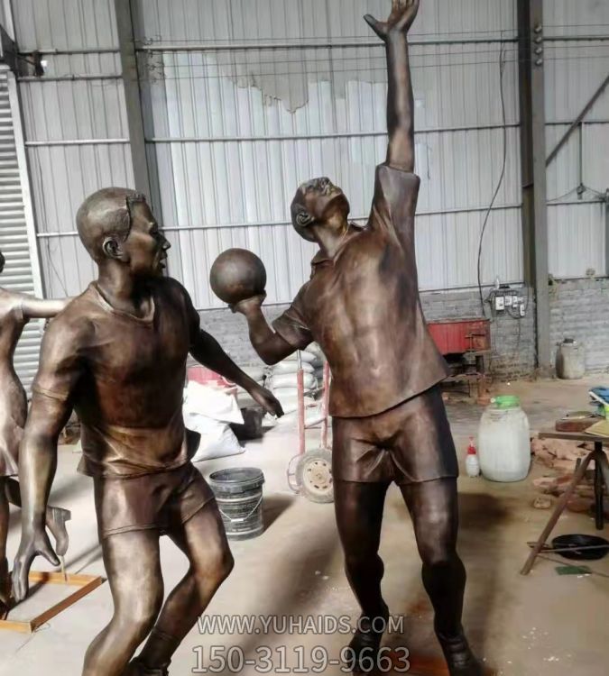 校园体育场所玻璃钢仿铜打球的人物雕塑