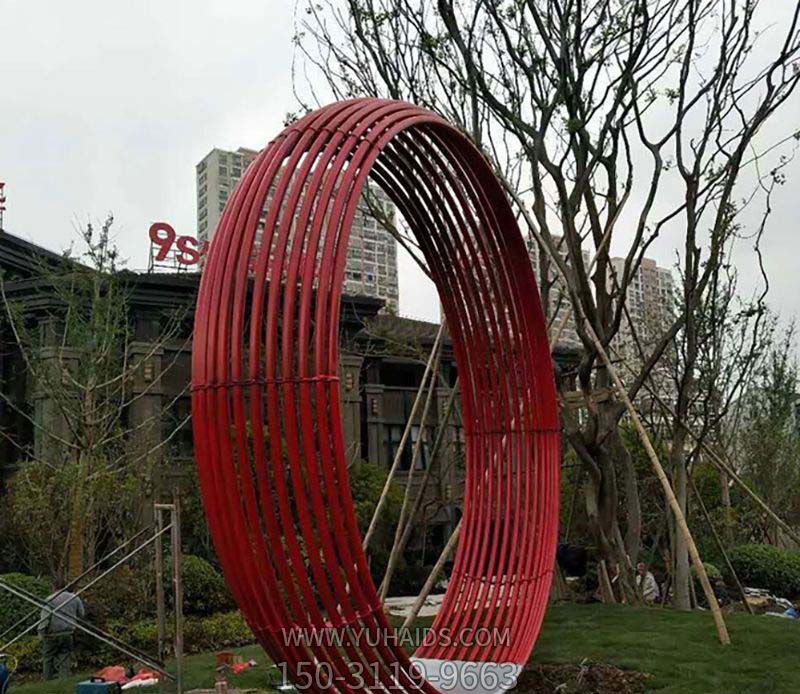 银行企业门口摆放抽象红色不锈钢花环雕塑