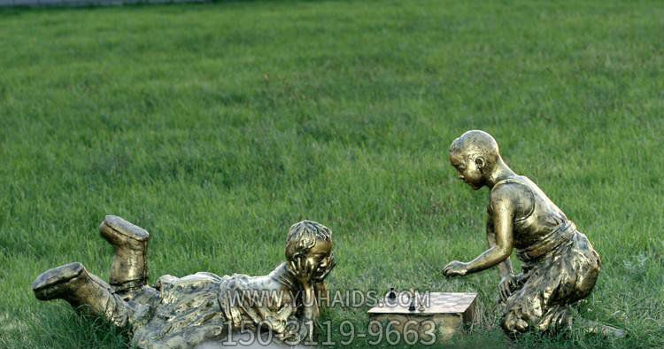 下跳棋的儿童公园人物铜雕雕塑