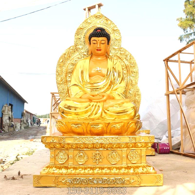 户外庙宇大型泛着金光的如来佛祖雕塑