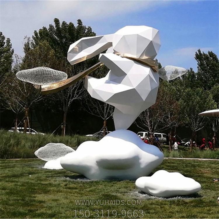 户外草坪大型不锈钢几何抽象块面踩着祥云的兔子雕塑