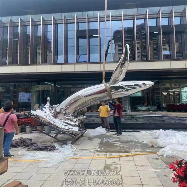 不锈钢镜面几何大型抽象鲸鱼摆件雕塑