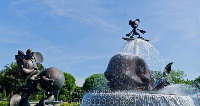 公园两只喷泉玩耍的不锈钢米老鼠雕塑