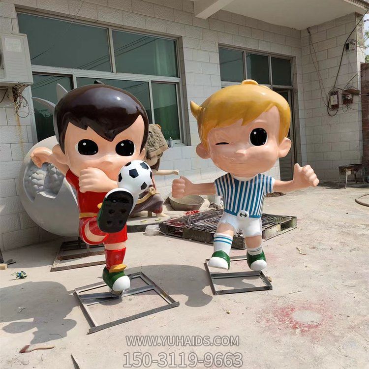 广场操场摆放玻璃钢卡通小孩踢足球运动人物雕塑