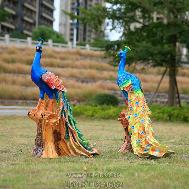 草坪上两只正在说话的玻璃钢彩绘孔雀雕塑