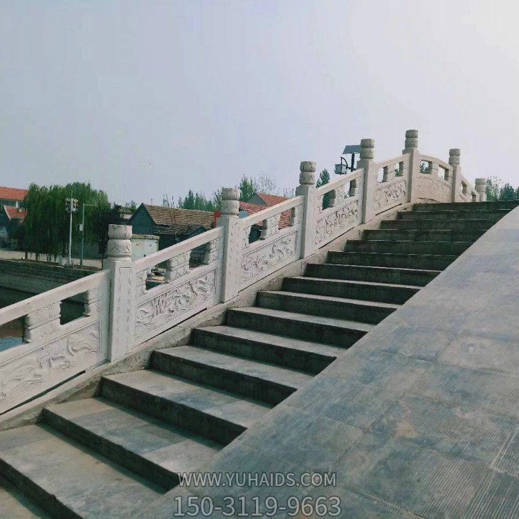 景区石拱桥摆放青石雕刻防护栏杆雕塑