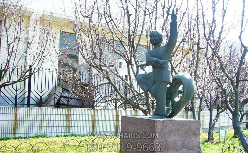 公园舞剑的老人人物青铜雕塑