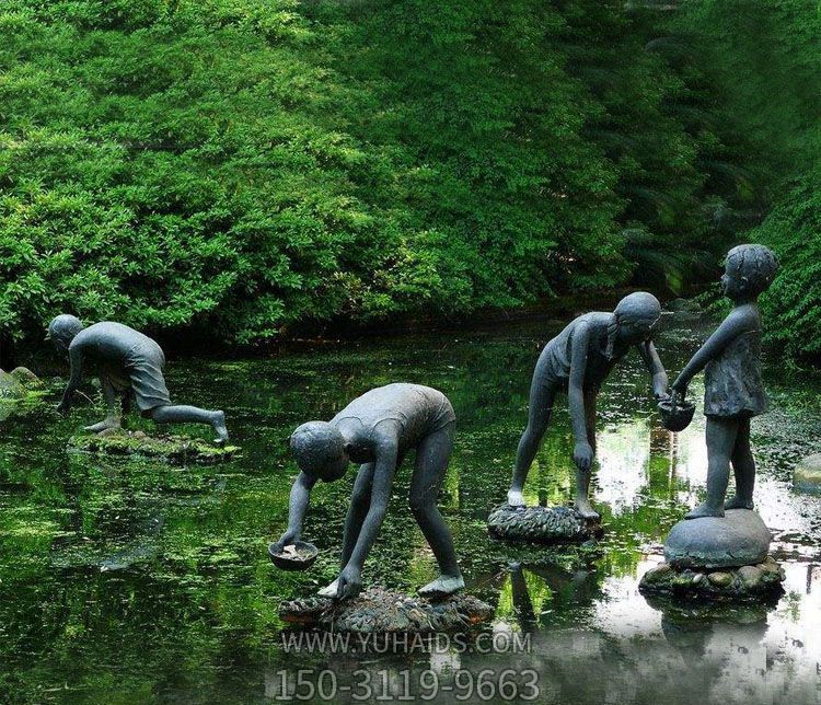 户外池塘玻璃钢水中抓鱼的儿童雕塑