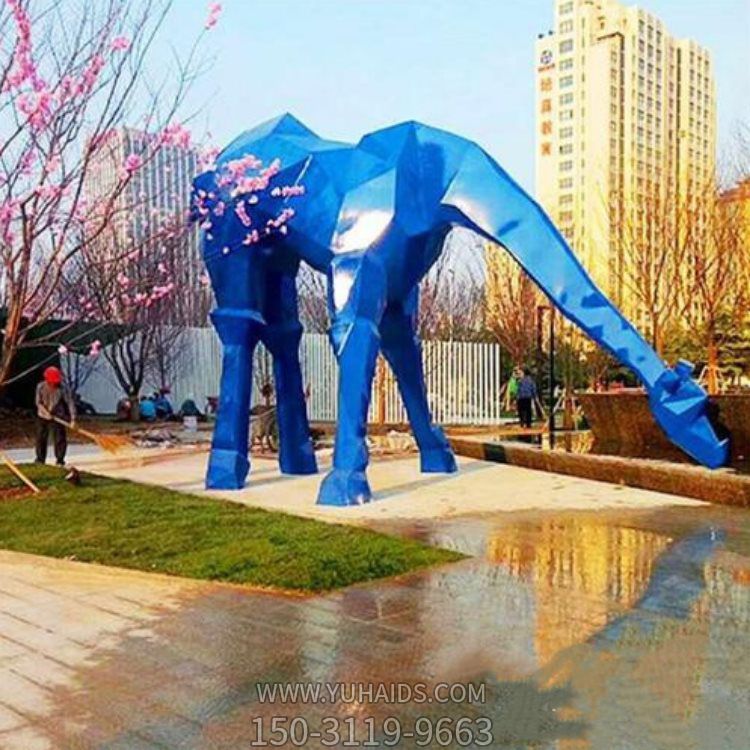 花园广场摆放大型玻璃钢喷漆蓝色长颈鹿雕塑