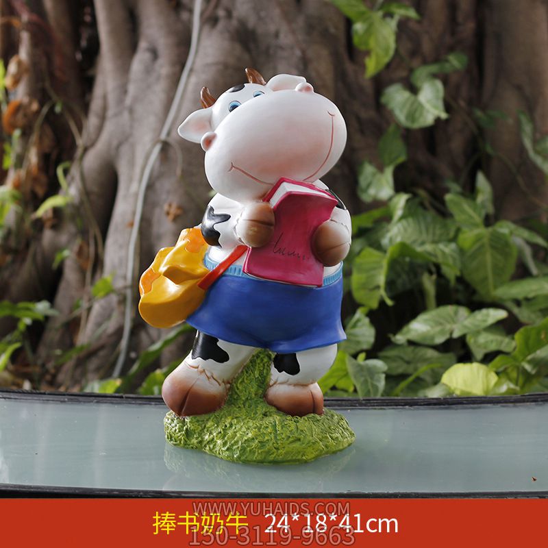 草坪一只看书的玻璃钢牛雕塑