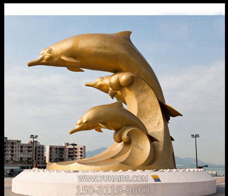 酒店门口三只黄铜海豚雕塑