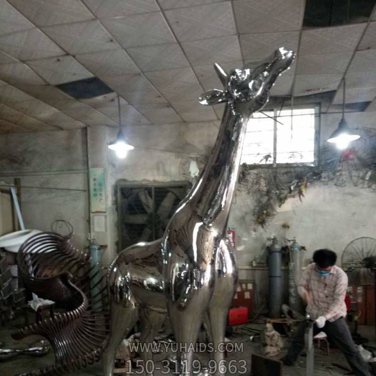 不锈钢镜面镂空公园景区长颈鹿雕塑