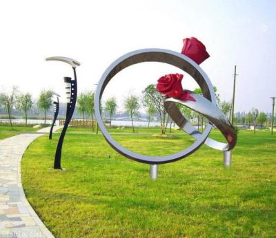 公园草地摆放不锈钢圆环玫瑰花戒指景观雕塑