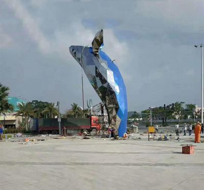 大型广场摆放的站立的玻璃钢创意鲸鱼雕塑
