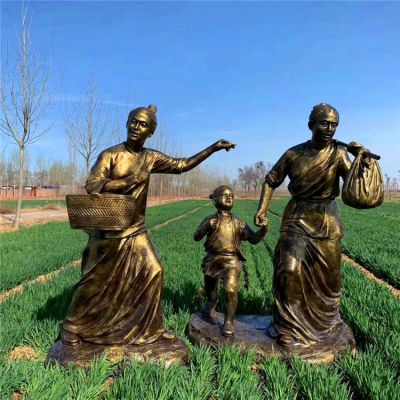 一家三口，扛着包袱，挎着篮子，走亲戚。