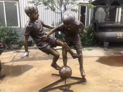 铸铜踢球小孩子，校园运动人物雕塑摆件
