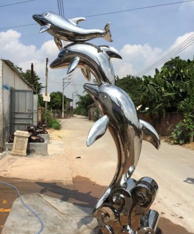 农场摆放三只飞跃的不锈钢海豚雕塑