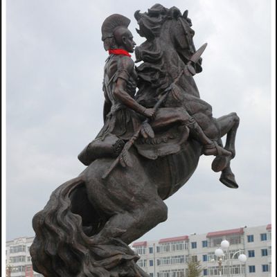 广场西方人物骑马的景观雕塑