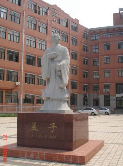 大学校园摆放大理石古代儒家学派代表人物孟子石雕