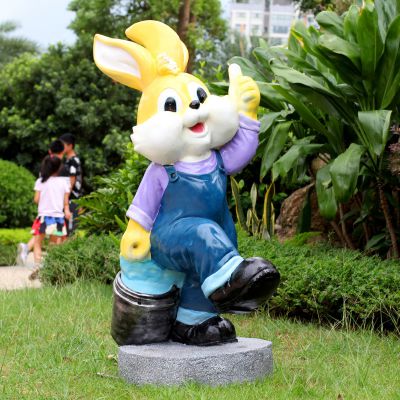 花园一只站立的树脂兔子雕塑