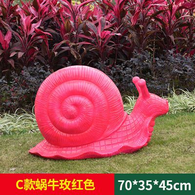 草地上摆放的红色爬行的玻璃钢彩绘蜗牛雕塑