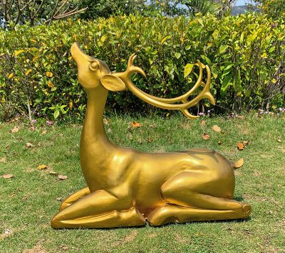 草坪上卧着的不锈钢喷金烤漆的鹿雕塑