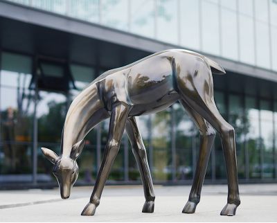 公园街道玻璃钢仿铜低头的鹿雕塑