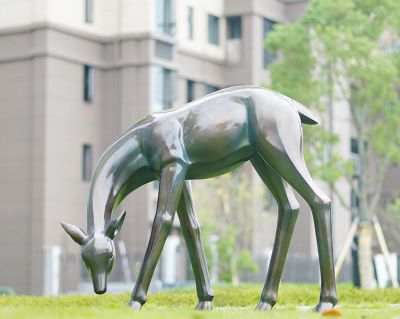 不锈钢仿铜低头觅食的鹿雕塑