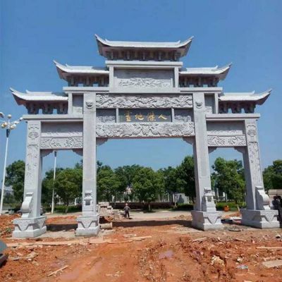 村庄入口摆放花岗岩雕刻门楼牌坊