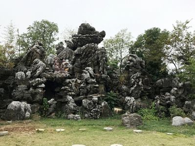 动物园猴子景区摆放灵璧石假山雕塑