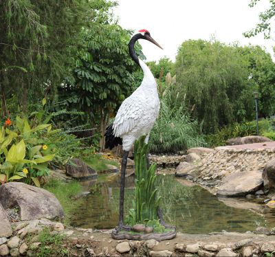 户外池塘站着休息的仙鹤雕塑