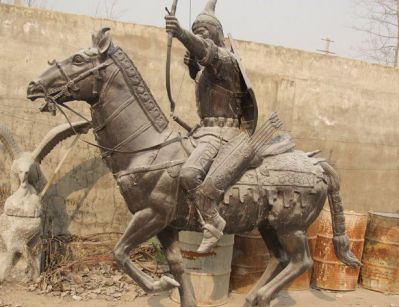 景点摆放古代战马与射箭的士兵铸铜雕塑