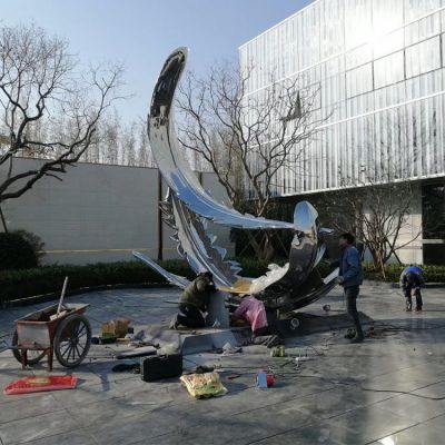 不锈钢创意抛光镜面羽毛雕塑