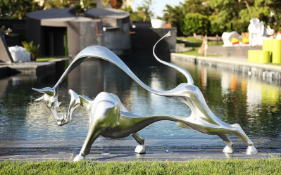 湖边创意不锈钢抽象牛雕塑