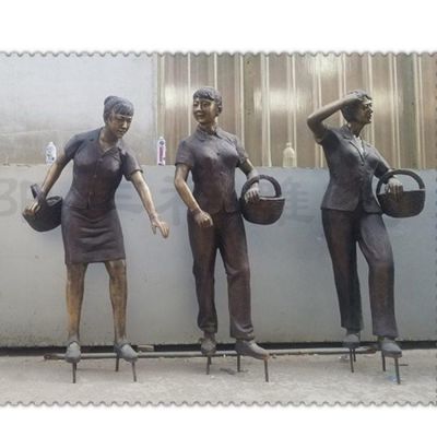 城市街道玻璃钢仿铜女性人物雕塑
